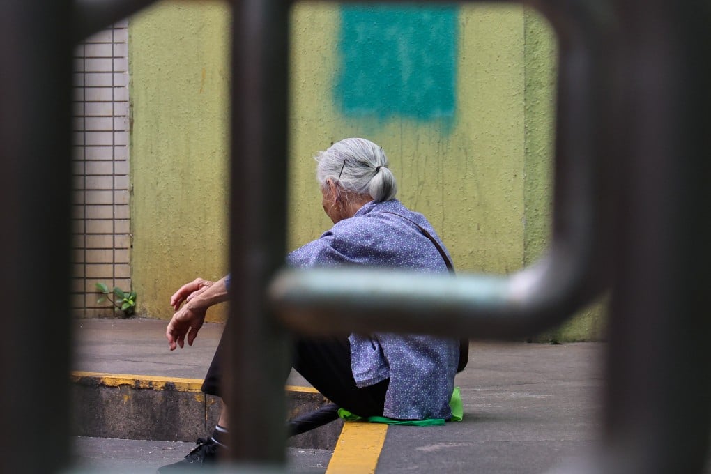 An elderly woman in Un Chau Estate, Cheung Sha Wan. Photo: Jelly Tse
