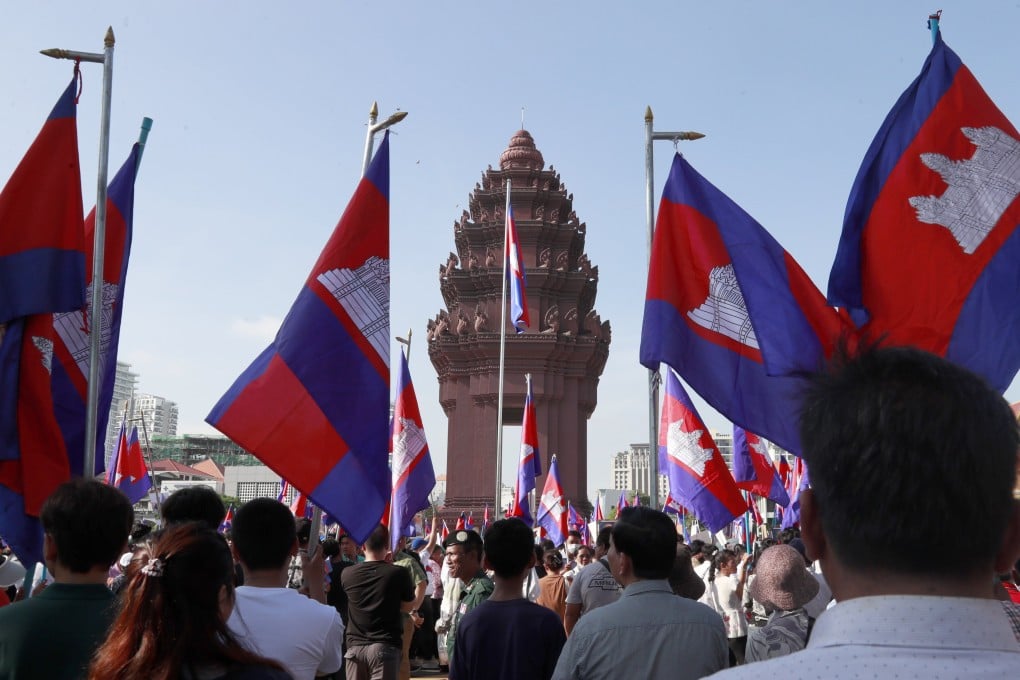 Cambodians carry their national flags during a “Solidarity March” in Phnom Penh on June 18 in support of the government’s decision to deploy troops to the country’s disputed border with Thailand. Photo: EPA-EFE