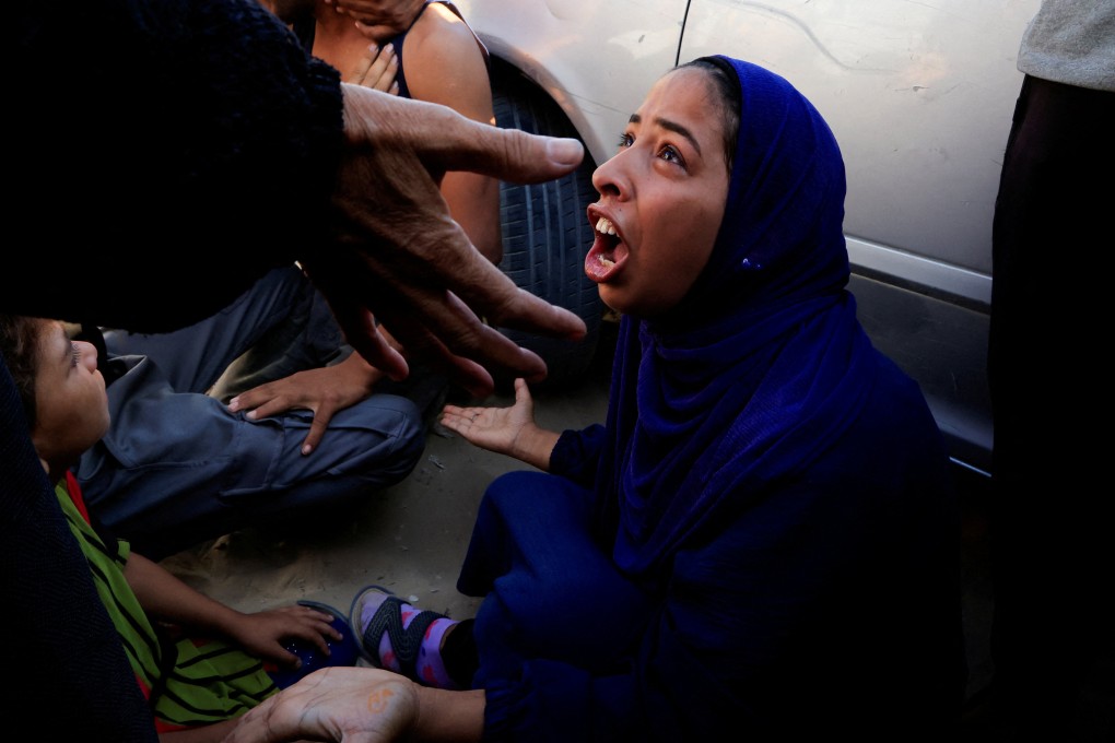 People mourn Palestinians killed in an incident while seeking aid in Khan Younis. Photo: Reuters