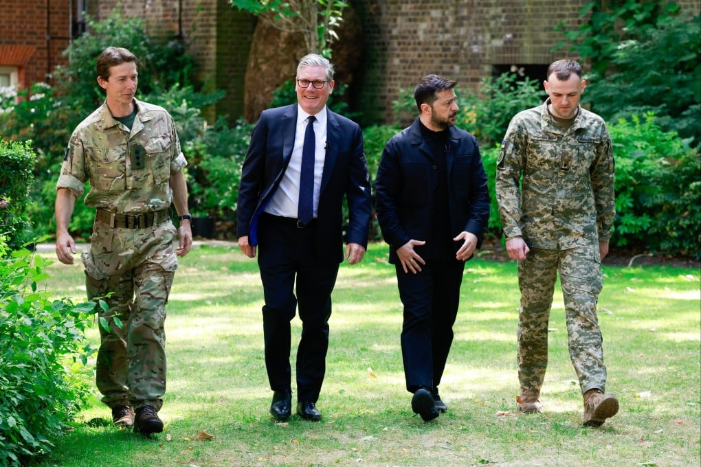 British Prime Minister Keir Starmer (centre left) and Ukrainian President Volodymyr Zelensky (centre right) speak with soldiers from Operation Interflex during a meeting at Downing Street, London, on June 23. Operation Interflex is a British-led multinational military operation training and supporting Ukraine’s Armed Forces, which takes place in the UK. Photo: EPA