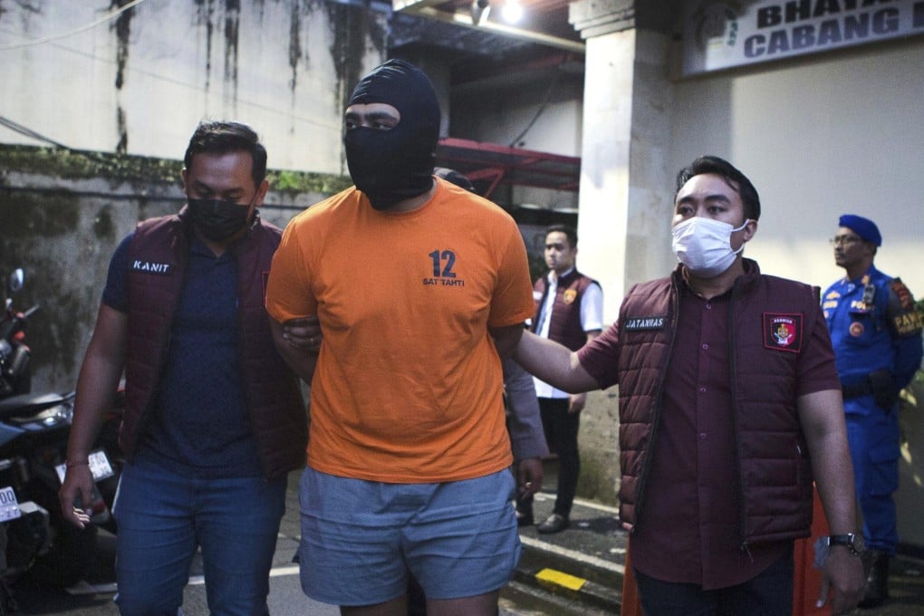 Indonesian police officers escort Australian M.C., one of the suspects in the fatal shooting of an Australian tourist, ahead of a press conference at the local police precinct in Badung, Bali, Indonesia on Thursday, June 26, 2025. Photo: AP