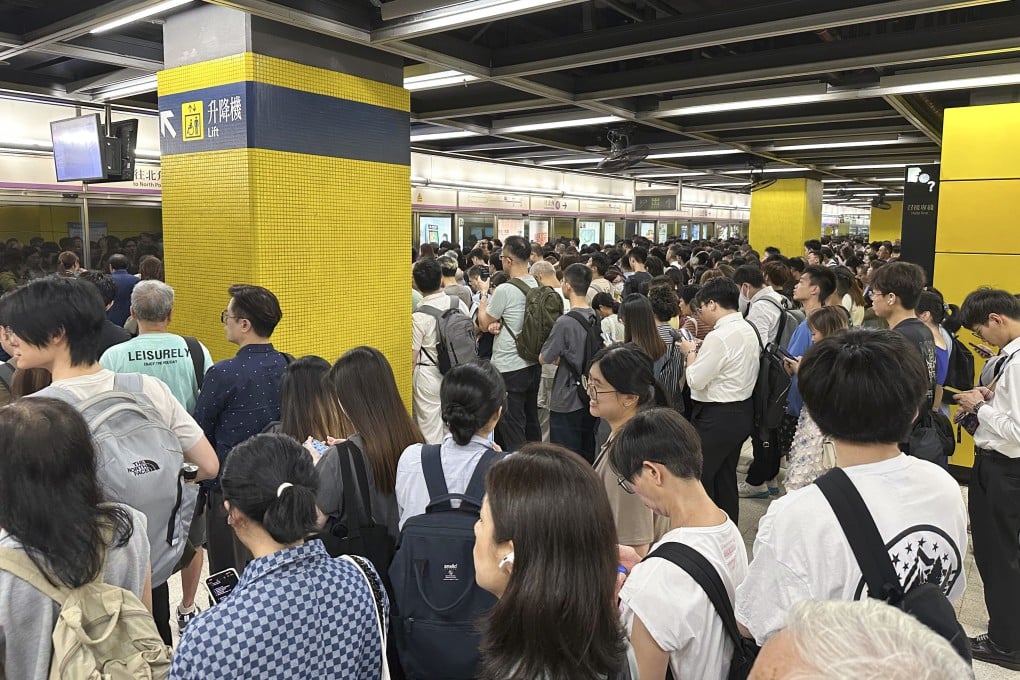 Queues form at Yau Tong station after a malfunction caused delays. Photo: Oscar Liu