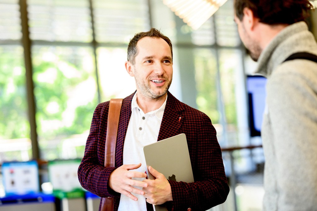 Professor Przemyslaw Jeziorski speaks to a student in 2023.
Photo: UC Berkeley via TNS