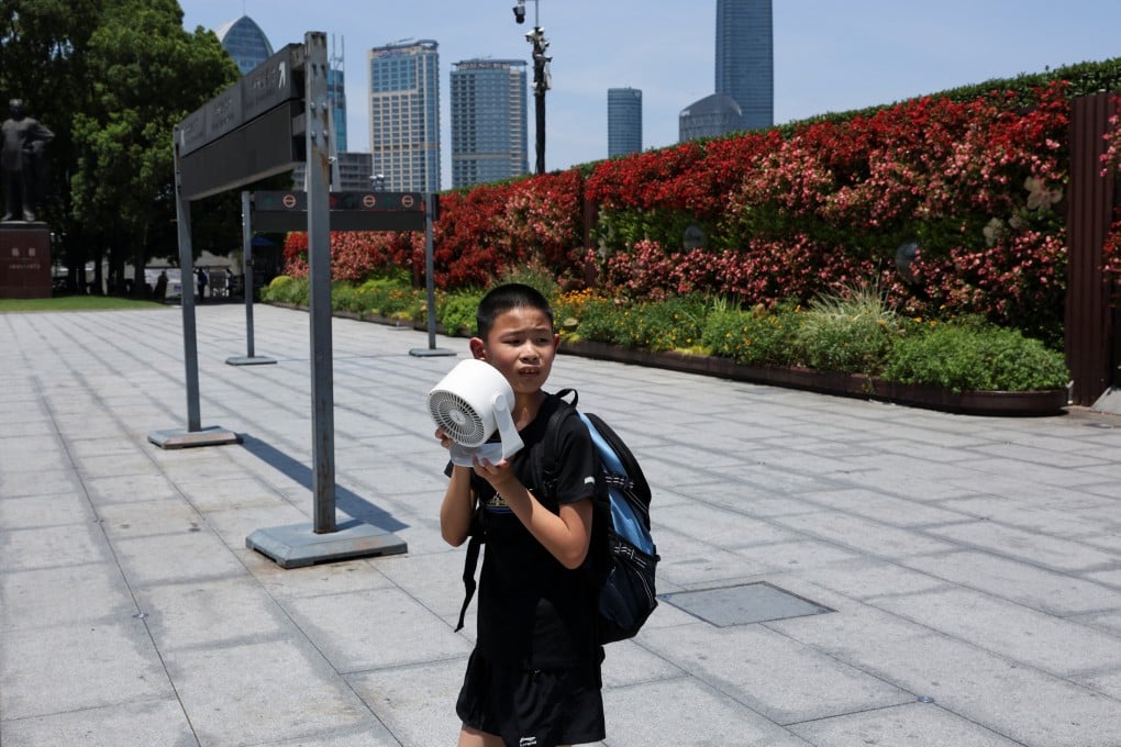 A child holds a portable fan to cool off amid a yellow heat alert in Shanghai, China, on July 4. Photo: Reuters