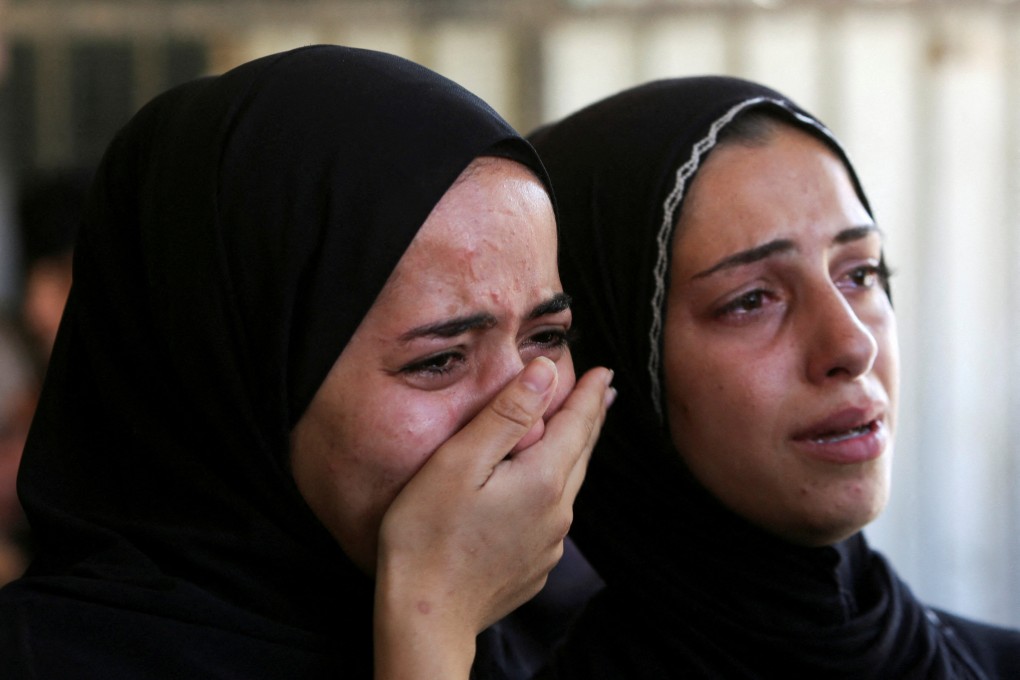 People mourn Palestinians who were killed in an incident while seeking aid in Khan Younis, on July 16. Photo: Reuters