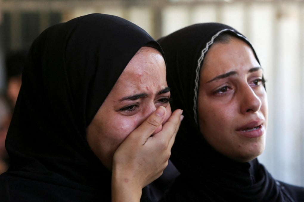 People mourn Palestinians who were killed in an incident while seeking aid in Khan Younis, on July 16. Photo: Reuters