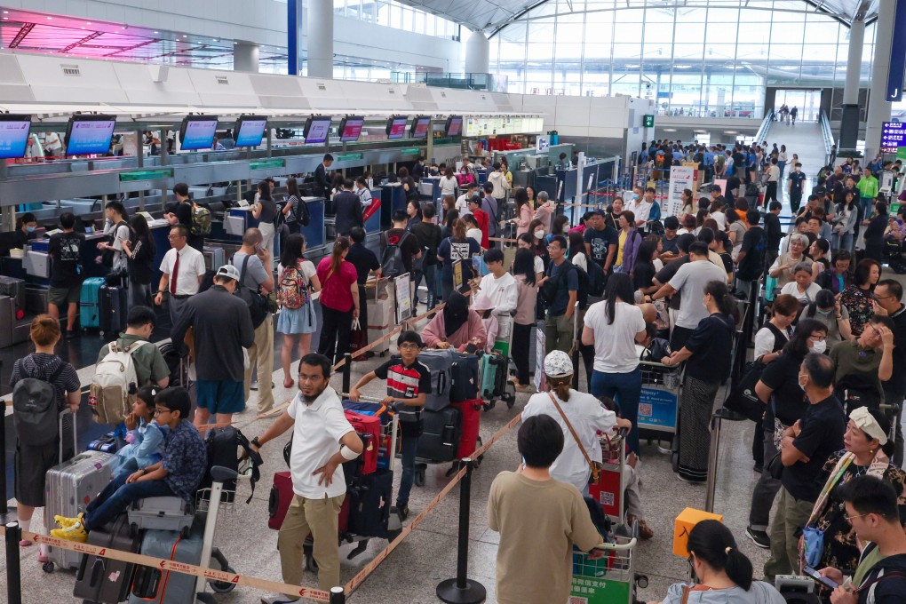 Passengers pack check-up areas as the airport clears a backlog of flights. Photo: Dickson Lee