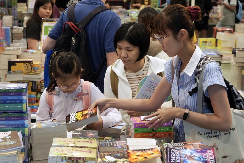 Visitors browse books at the Hong Kong Book Fair. Photo: Sun Yeung