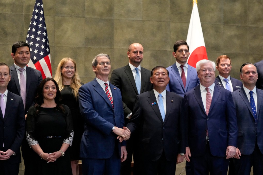 Thủ tướng Nhật Bản Shigeru Ishiba bắt tay Bộ trưởng Tài chính Hoa Kỳ Scott Bessent trước cuộc họp của họ tại Nhật Bản vào thứ sáu. Ảnh: Reuters