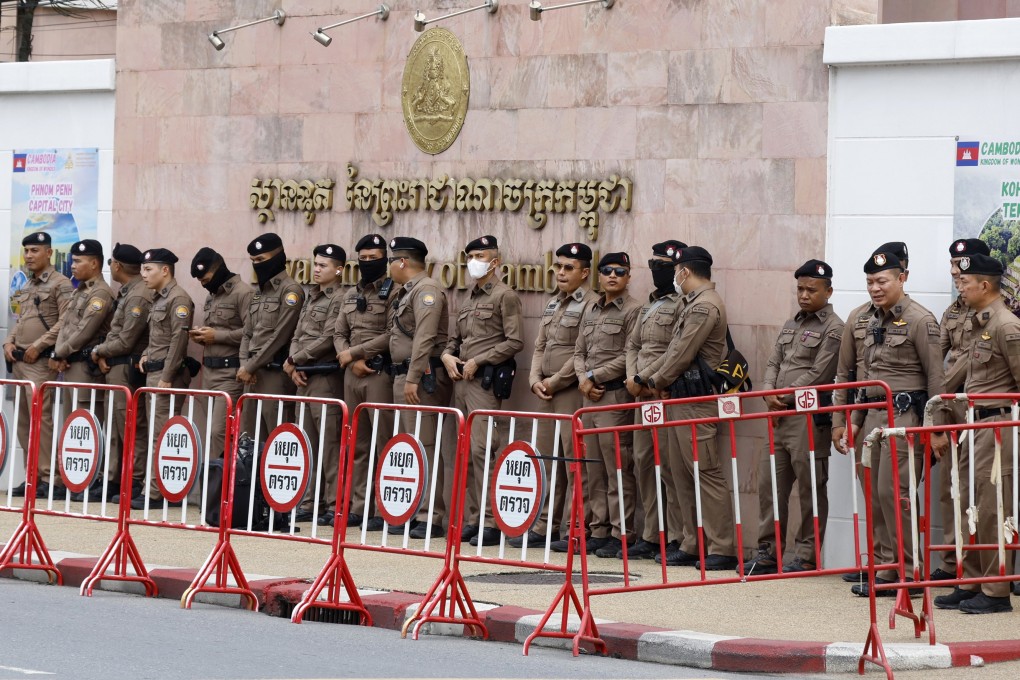 Thai police stand guard outside the Cambodian Embassy as people gather to protest amid the escalating Thai-Cambodian border dispute, in Bangkok, Thailand on July 20. Photo: EPA
