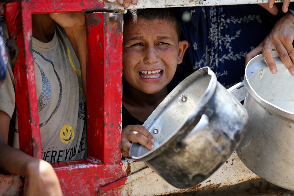 Palestinians gather to receive food from a charity kitchen in Gaza City. Photo: Reuters