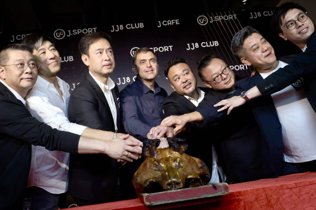 Ronnie O’Sullivan (middle) at the opening ceremony of JJ8 Club in Kwun Tong on Wednesday. Photo: Jonathan Wong