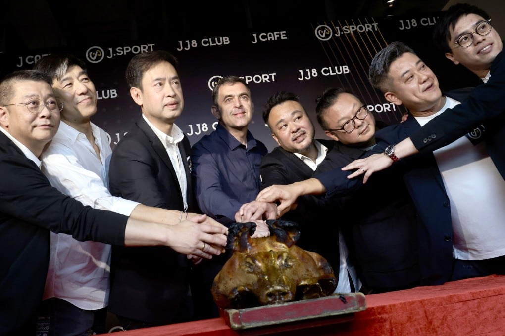 Ronnie O’Sullivan (middle) at the opening ceremony of JJ8 Club in Kwun Tong on Wednesday. Photo: Jonathan Wong