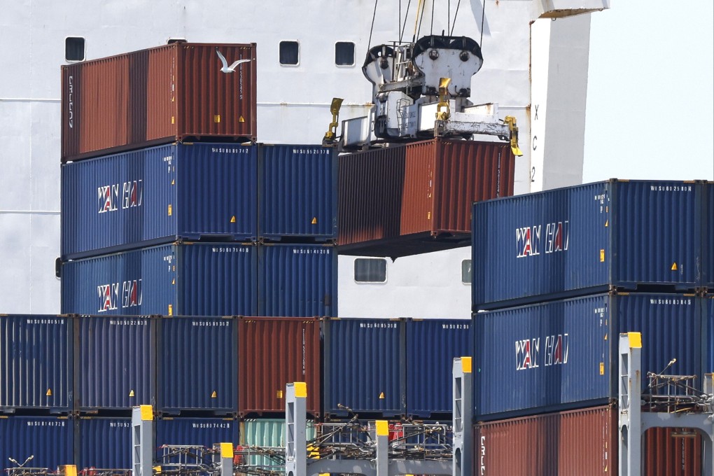 A crane lifts cargo from a container ship at the Port of Oakland in Oakland, California on July 14, 2025. Photo: EPA