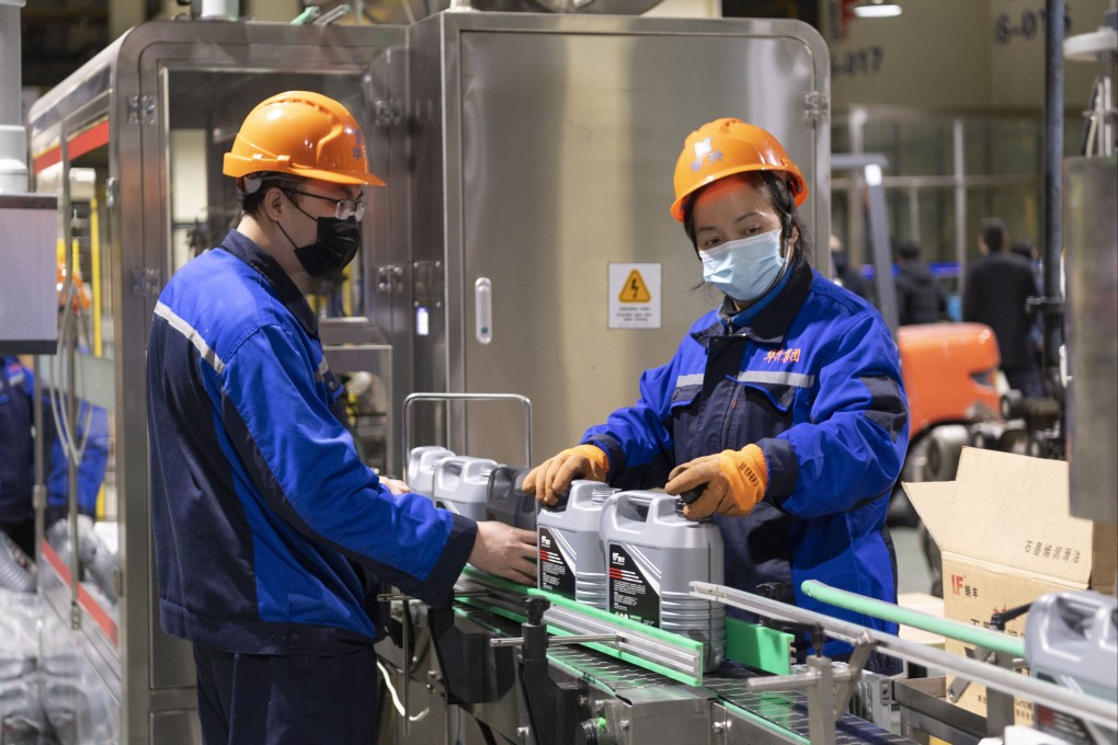 Employees produce graphene lubricating oil at a workshop in Hegang city, Heilongjiang province, on December 8, 2022. Hegang is rich in graphite resources with an annual production capacity of 6 million tonnes of ore. Photo: Xinhua