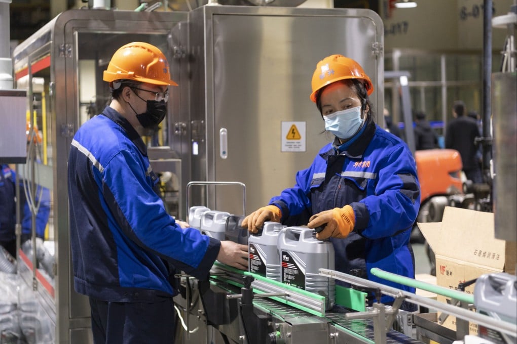 Employees produce graphene lubricating oil at a workshop in Hegang city, Heilongjiang province, on December 8, 2022. Hegang is rich in graphite resources with an annual production capacity of 6 million tonnes of ore. Photo: Xinhua