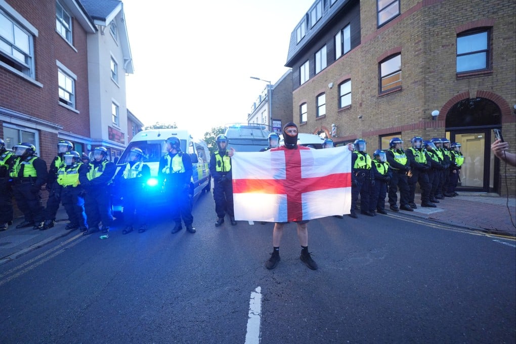 Police stand guard near a hotel housing asylum seekers in the town of Epping, northeast of London. Photo: dpa