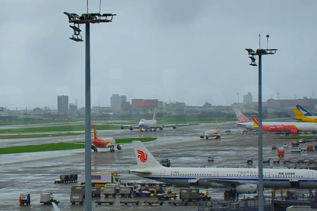 Hong Kong Airlines flight HX252 encounters a Hainan Airlines plane on the same runway. Photo: Handout