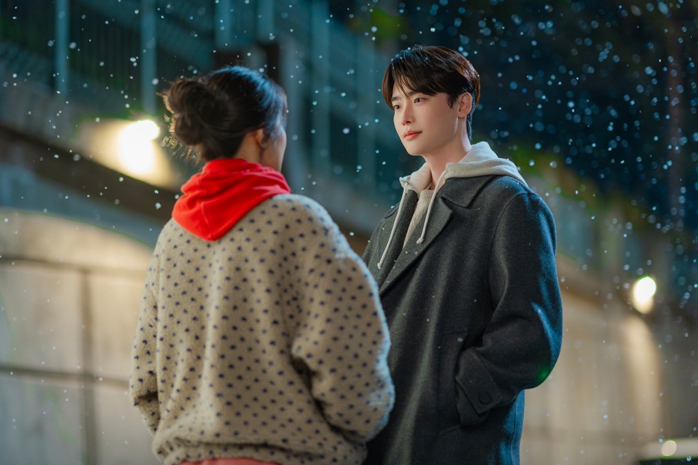 Moon Ga-young (left) as lawyer Kang Eui-ji and Lee Jong-suk as lawyer Ahn Joo-hyung in a still from Law and the City.
