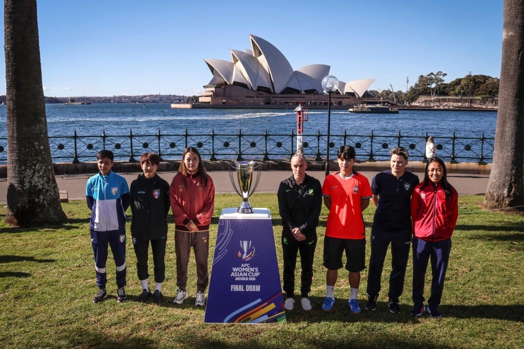 China player Li Mengwen (third from left) and members of other teams pose opposite the Sydney Opera House with the AFC Women’s Asian Cup trophy on Monday before the draw on Tuesday. Photo: AFP