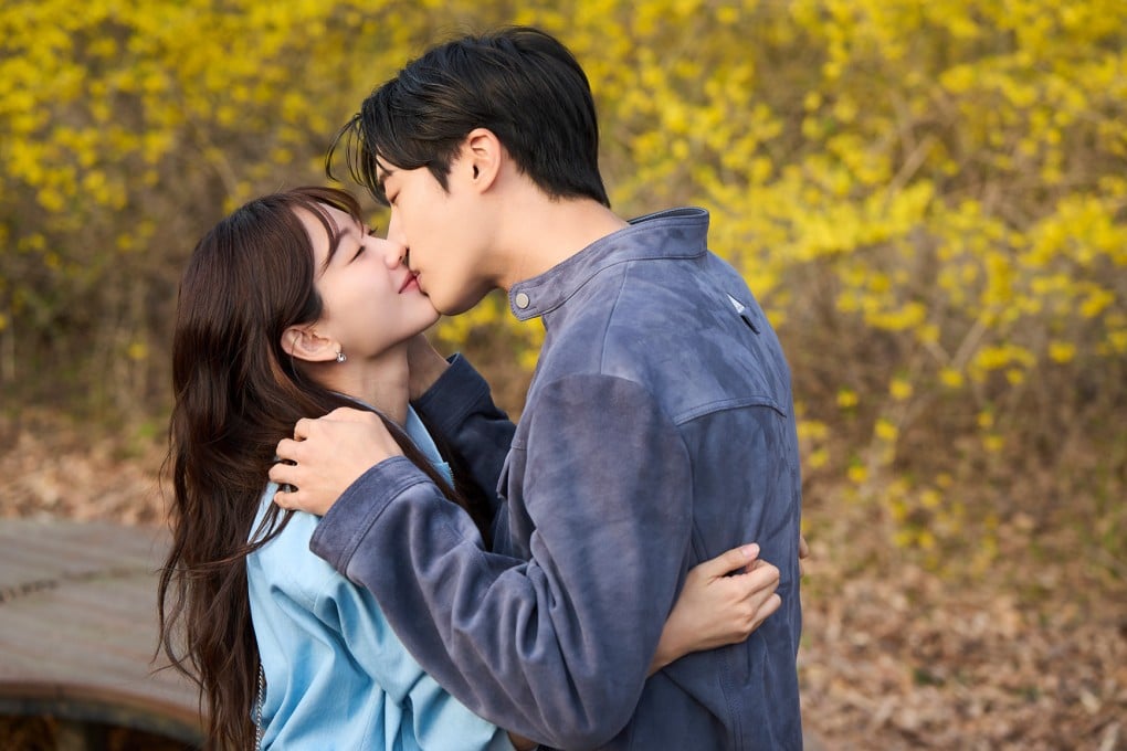 Cho Yi-hyun (left) as teenage shaman Park Seong-ah and Choo Young-woo as her possessed classmate and love interest Bae Gyeon-woo in a still from Head Over Heels.