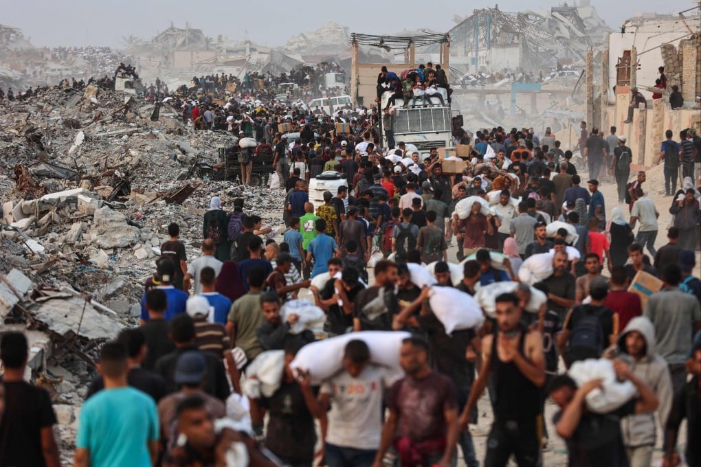 Palestinians crowd a coastal path west of Beit Lahia after managing to get aid parcels on Thursday. Photo: AFP