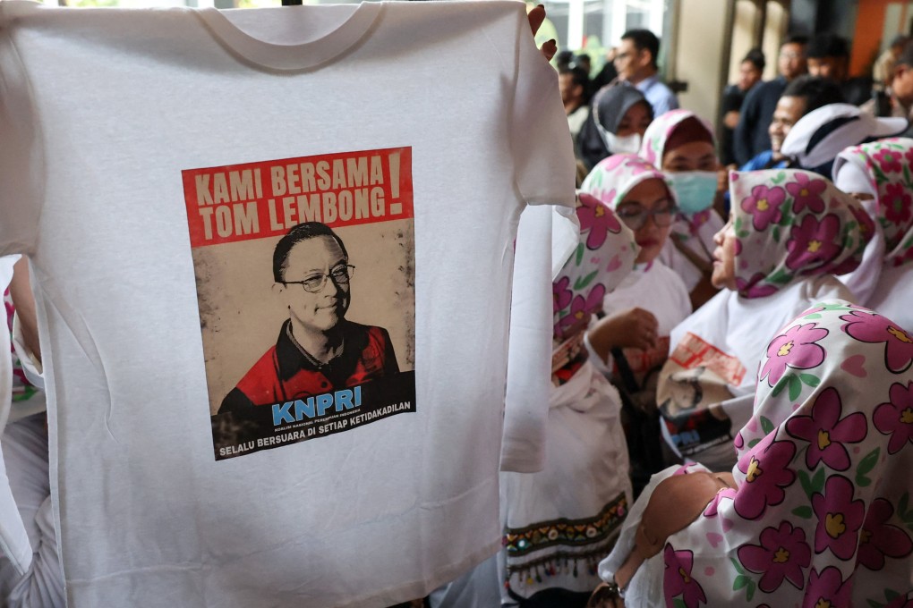 A supporter of Thomas Lembong holds up a T-shirt that reads “We are with Tom Lembong” at the Central Jakarta Court in Indonesia on July 18. Photo: Reuters