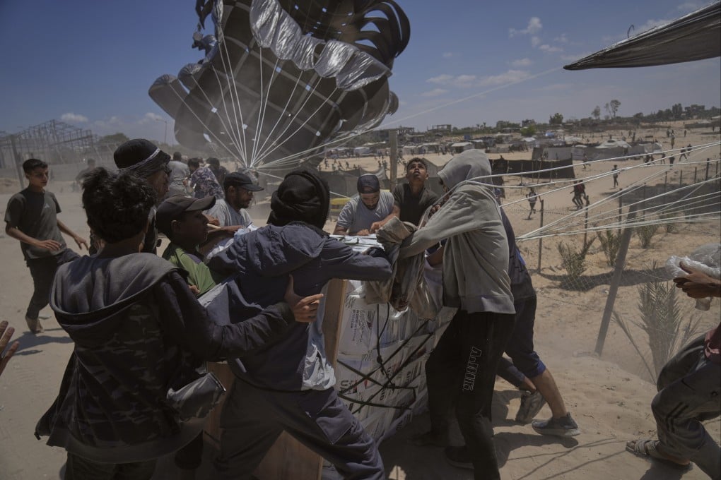 Palestinians rush to collect humanitarian aid airdropped by parachutes into Deir al-Balah, central Gaza Strip. Photo: AP