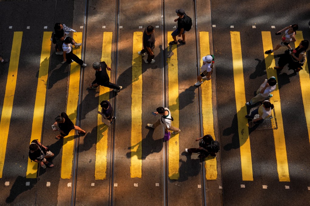 Pedestrians on Des Voeux Road Central.  Photo: Elson Li