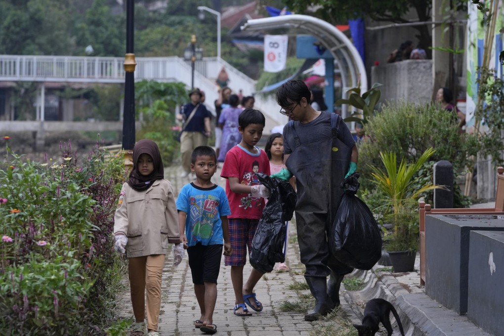 Environmental activists pick up trash around Situ Gede, a lake in Bogor, West Java in 2023. Photo: AP