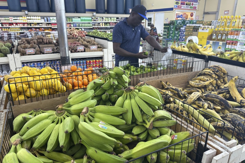A shopper picks lemons at a supermarket in Miami, Florida, in the United States on August 6. Photo: AP