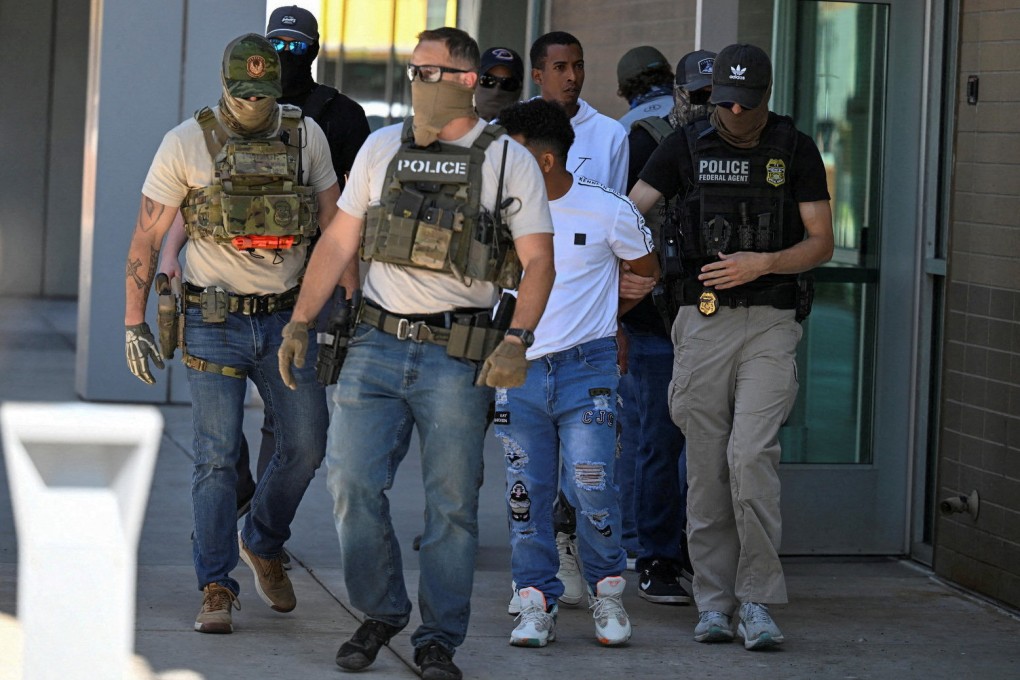 Law enforcement officers, including HSI and ICE agents, take people into custody at an immigration court in Phoenix, Arizona. Photo: Reuters
