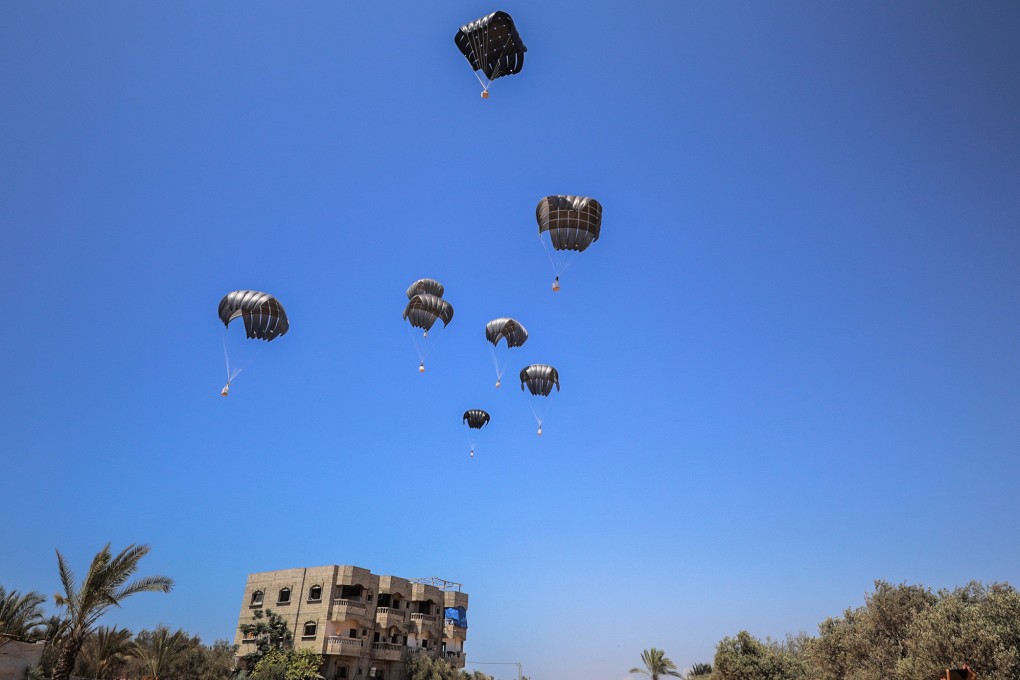 Humanitarian aid supplies are airdropped over the Gaza Strip. Photo: dpa