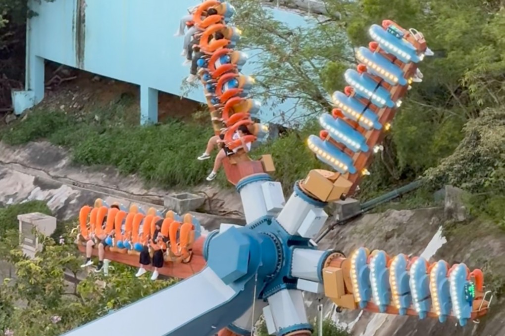 The “Wild Twister” ride at Ocean Park has broken down with stuck in mid-air. Photo: Handout