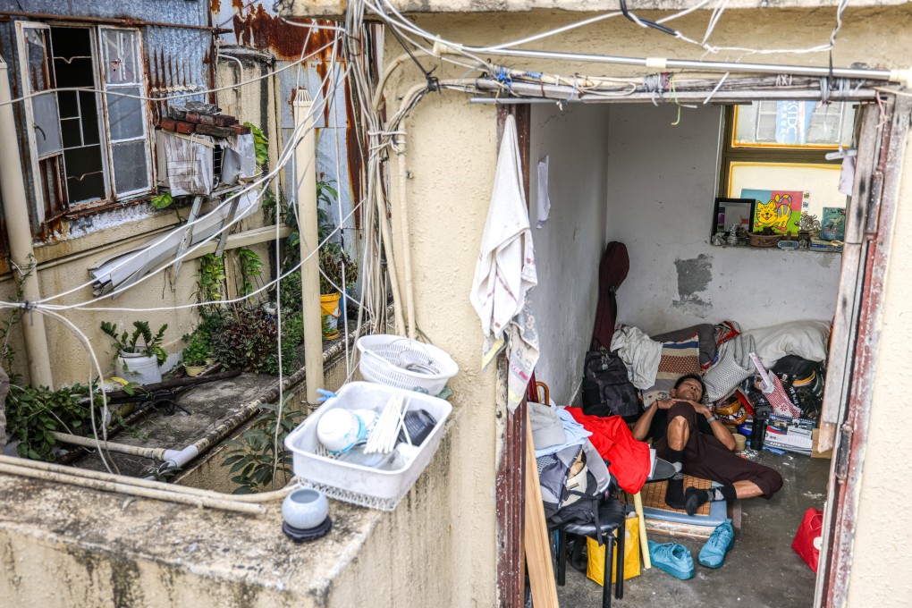 A survey by two concern groups has found that temperatures reached as high as 40 degrees Celsius in rooftop substandard housing. Photo: Eugene Lee