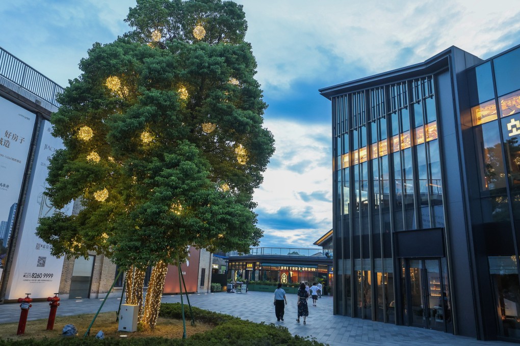 Pedestrians pass through a business district in Jiaxing, in east China’s Zhejiang province, on August 7. Photo: Xinhua