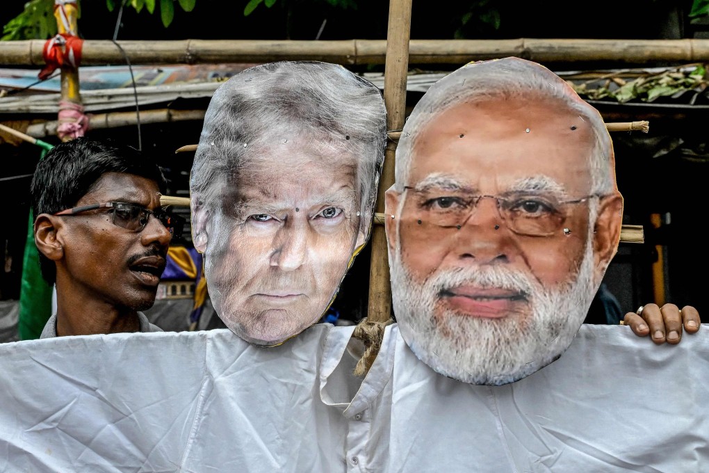 Activists carry an effigy of US President Donald Trump and Indian Prime Minister Narendra Modi as they protest against trade tensions in Kolkata, India on August 1. Photo: AFP