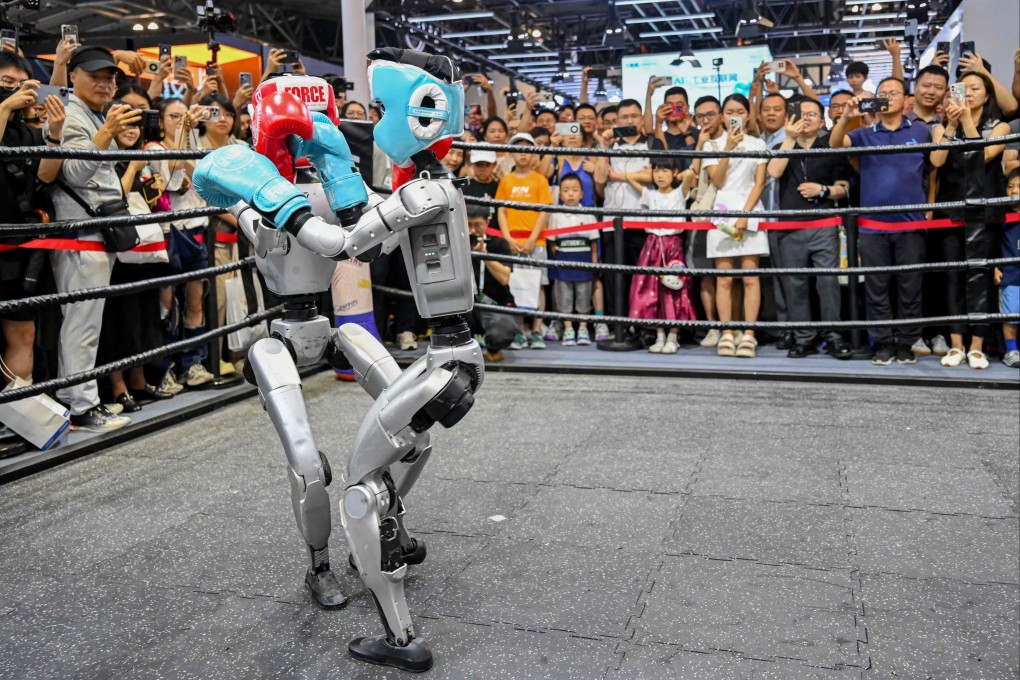 People watch humanoid robots boxing at an exhibition during the World Artificial Intelligence Conference in Shanghai on July 26. Photo: AFP