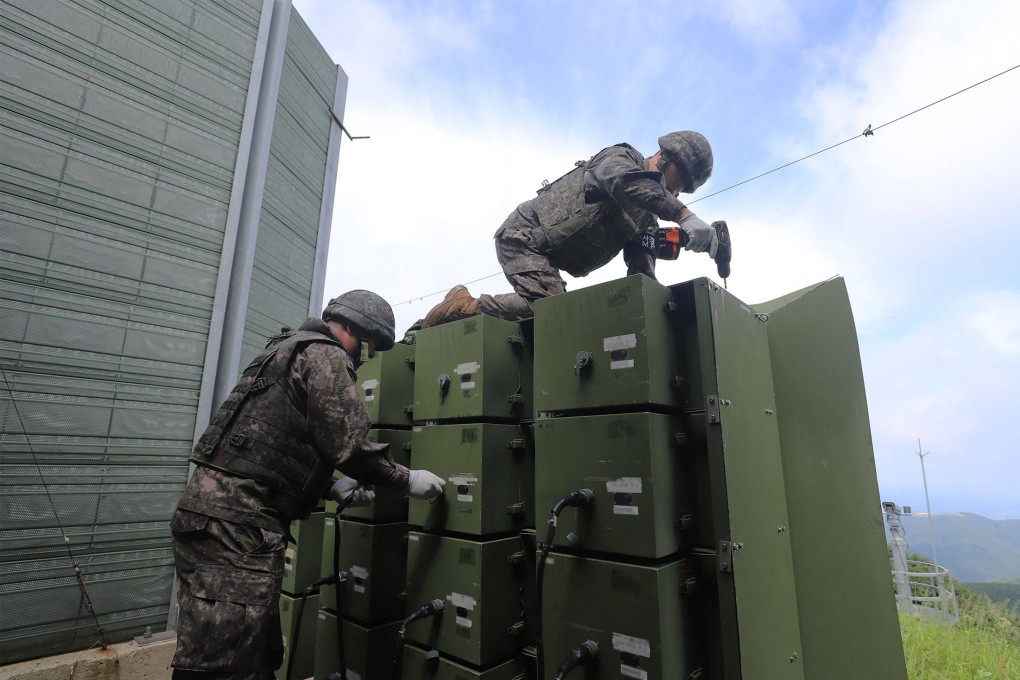 South Korean soldiers remove loudspeakers that were set up for propaganda broadcasts near the demilitarized zone separating the two Koreas on August 4. Photo: AFP