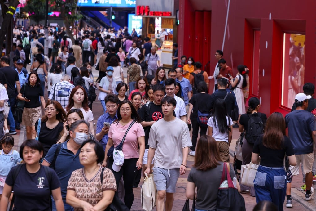 Hong Kong’s midyear population stands at 7,527,500, up by 3,400 from a year ago. Photo: Nora Tam