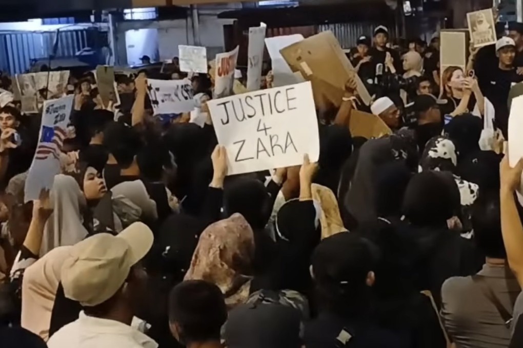 Protesters gathered at a night market in Sabah, Malaysia, last week to demand justice over the death of 13-year-old Zara Qairina Mahathir. Photo: YouTube/Malindo TV