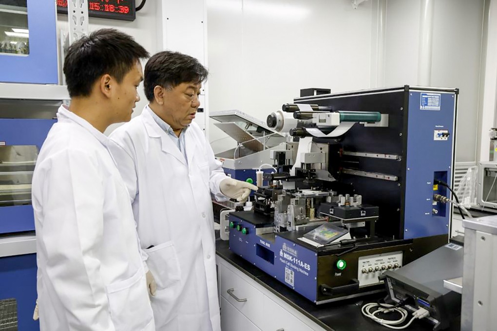 Một nhóm nghiên cứu từ Đại học Thiên Tân của Trung Quốc, do Hu Wenbin (phải) đứng đầu, đã thiết kế và sản xuất một loại pin lithium có thể đạt mật độ năng lượng trên 600 watt-giờ trên một kilôgam. Ảnh: Tài liệu phát tay