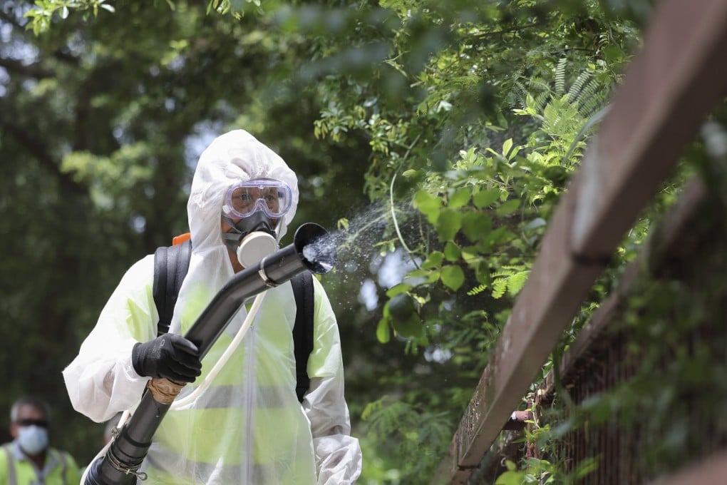 Workers from Food and Environmental Hygiene Department carry out mosquito-control measures at Lei Tung Estate. Photo: Karma Lo