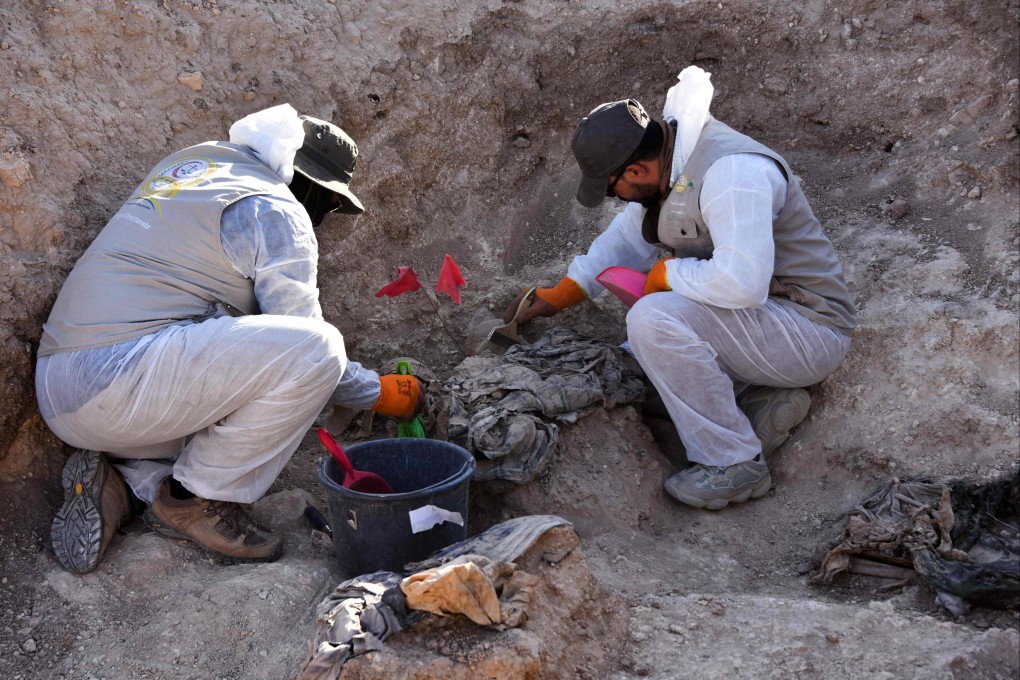 Workers dig out human remains near the northern Iraqi city of Mosul, where authorities have begun excavating a mass grave. Photo: AFP