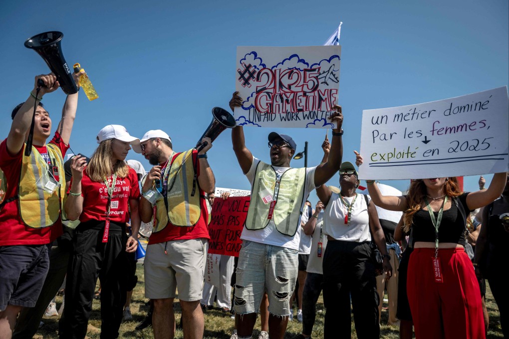 Air Canada flight attendants hold a general strike at Montréal-Pierre Elliott Trudeau International Airport on Saturday. Photo: AFP