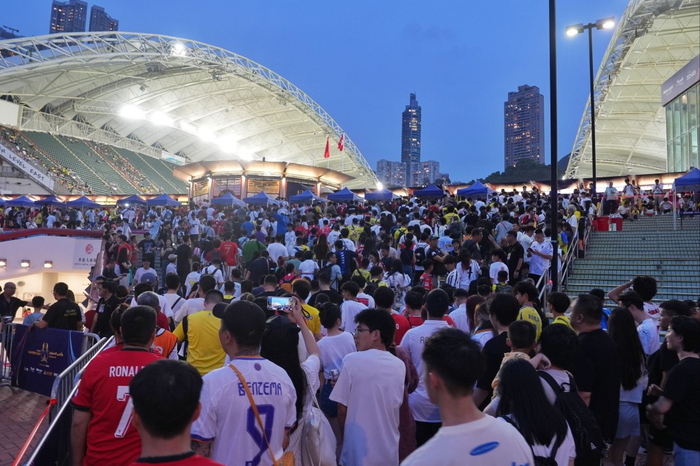 Fans make their way into Hong Kong Stadium for the first semi-final of the Saudi Super Cup. Photo: Elson Li