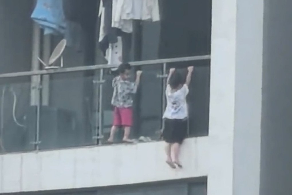2 children rescued after hanging from balcony in China