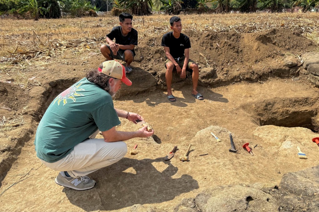 Humans Using Tools Stone tools found in Sulawesi could prove humans lived in Wallacea 1.5 ...