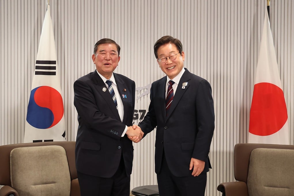 Japanese Prime Minister Shigeru Ishiba (left) and South Korean President Lee Jae-myung shake hands ahead of talks on the sidelines of the G7 summit in Kananaskis, Canada, on June 17. Photo: dpa