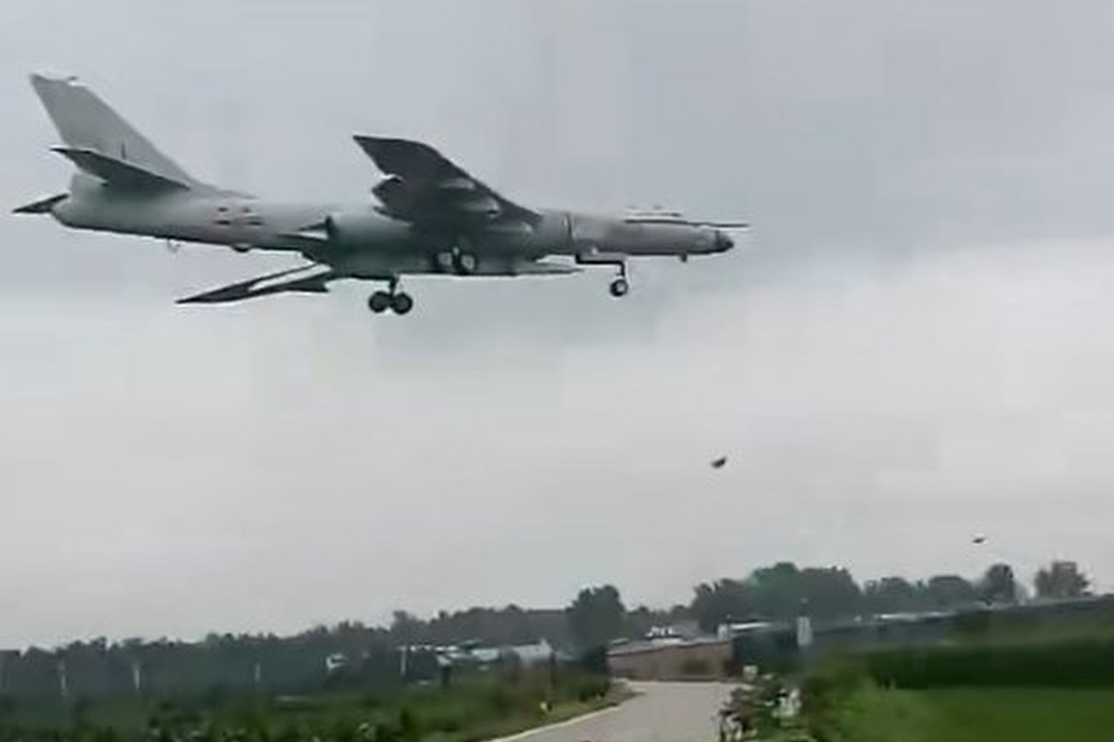 An H-6N strategic bomber carrying what may be a KF-21 air-launched ballistic missile. Photo: Weibo